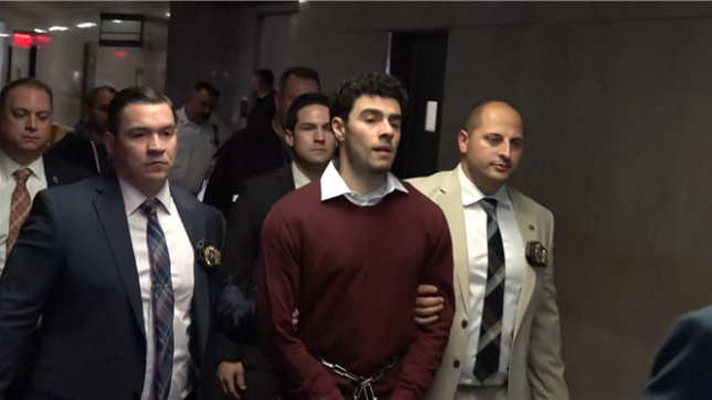 Luigi Mangione, soupçonné d'avoir assassiné un patron américain de l'assurance santé, Brian Thompson, pour se venger contre ce secteur, arrive à la salle d'audience du tribunal de New York, avant de plaider non coupable des charges de meurtre en tant qu'acte terroriste devant la justice new-yorkaise.