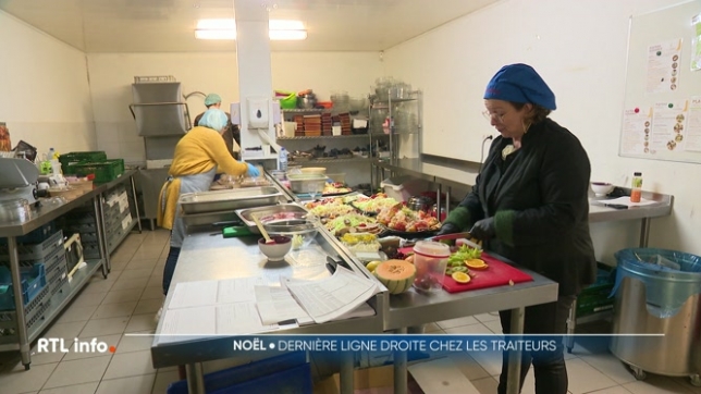 Les traiteurs et autres restaurateurs sont mobilisés depuis plusieurs heures, voire plusieurs jours, pour que tout soit fin prêt pour ce soir et garnir les tables du réveillon de Noël. Récit d'une journée de travail intense chez un traiteur namurois.
