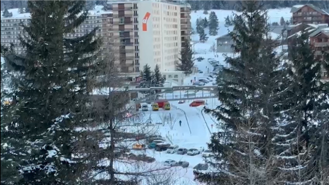 Dans les Hautes-Alpes, 240 skieurs sont bloqués sur un télésiège à cause d'une panne. Les pompiers sont sur place pour les évacuer dès que possible.