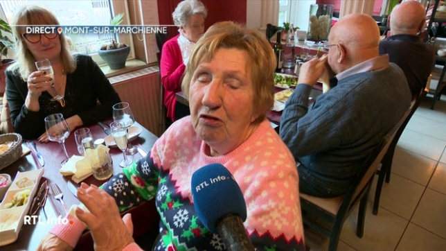 Si pour beaucoup d'entre-vous le 25 décembre est synonyme de repas en famille, à la maison, pour d'autres, la tradition c'est le rest aurant; ambiance en direct.