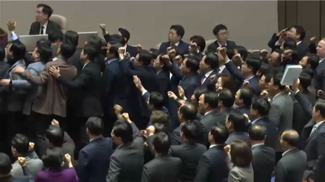 Le chef de l'Etat par intérim en Corée du Sud, le Premier ministre Han Duck-soo, a été à son tour destitué vendredi par les députés, un nouvel épisode dans la crise politique qui secoue le pays depuis la tentative ratée du président déchu d'instaurer la loi martiale.