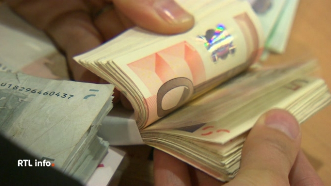 La prime de fin d'année, payée à de nombreux travailleurs du secteur privé ou de la fonction publique, est un avantage financier octroyé par l'employeur. Pour ceux qui en bénéficient, elle doit être versée avant le 31 décembre. Mais que faire de cet argent ? Et comment bien le rentabiliser ?