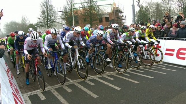 C'était le moment que de nombreux fans de cyclisme attendaient ce vendredi après-midi: le premier duel de la saison entre Wout van Aert et Mathieu van der Poel. Si le Belge effectuait sa rentrée, ce n'était pas le cas de MvdP, qui s'était déjà imposé lors de ses trois dernières courses et qui a remis le couvert à Loenhout.