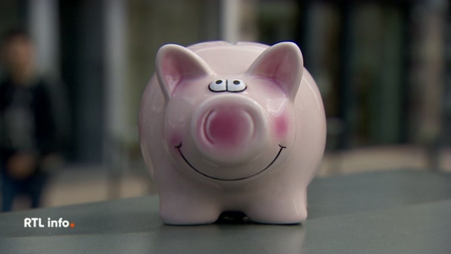 Mauvaise nouvelle pour ceux qui veulent placer de l'argent sur leur compte bancaire. En effet, les taux d'intérêt des comptes d'épargne commencent à baisser. En cause, une règle qui définit une limite maximale pour les primes de fidélité.