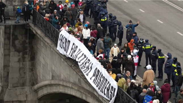 Au moins 2 000 manifestants se sont rassemblés à Tbilissi dimanche avant l'investiture contestée du président géorgien, dans l'attente d'un discours de l'actuelle présidente pro-occidental Salomé Zourabichvili, qui a refusé de quitter le pouvoir à la fin de son mandat et a exigé de nouvelles élections.