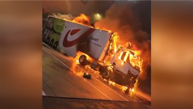 Un camion de bpost a pris feu au centre de tri de Neder-over-Heembeek. Les pompiers de Bruxelles et du Brabant flamand Ouest sont intervenus ce dimanche matin, vers 8h15.
