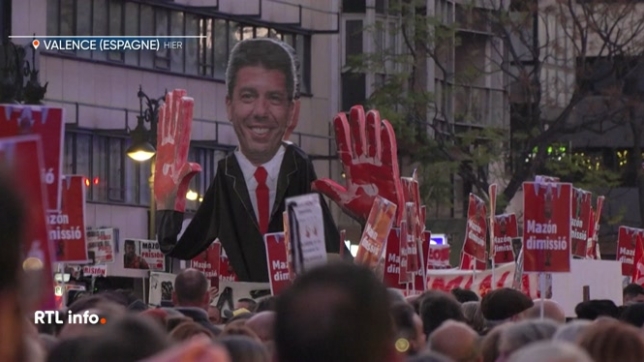 Inondations en Espagne : des milliers de personnes dans les rues de Valence hier