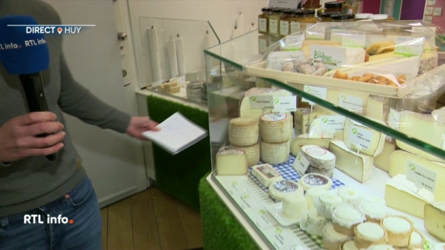 Demain, c'est le réveillon du Nouvel An. Sur votre table, il y aura peut-être une raclette. Rendez-vous chez un fromager de Huy qui a encore beaucoup à faire ce soir.
