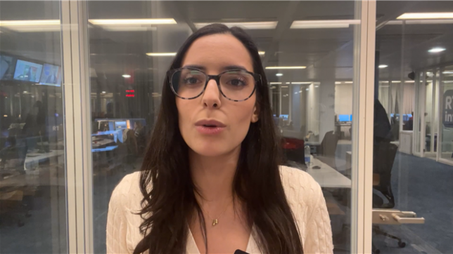 Roselyne trouve des barquettes de tomates cerises non étiquetées dans son supermarché: Est-ce normal?