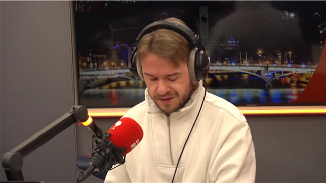 Auteur incontournable de la littérature française, Marc Levy est une figure que l'on ne présente plus. Et alors qu'il est souvent critiqué pour ses histoires, ses livres rencontrent pourtant un franc succès la plupart du temps. Mais quelle est sa recette ?