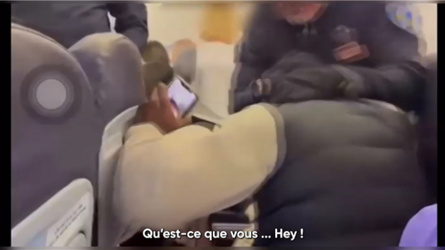 Le footballeur belge Stéphane Omeonga, formé au Standard et à Anderlecht et actuel joueur d'une équipe de première division en Israël, a publié une vidéo montrant son arrestation dans un avion à Rome le 25 décembre. Il dénonce des violences policières à son égard.