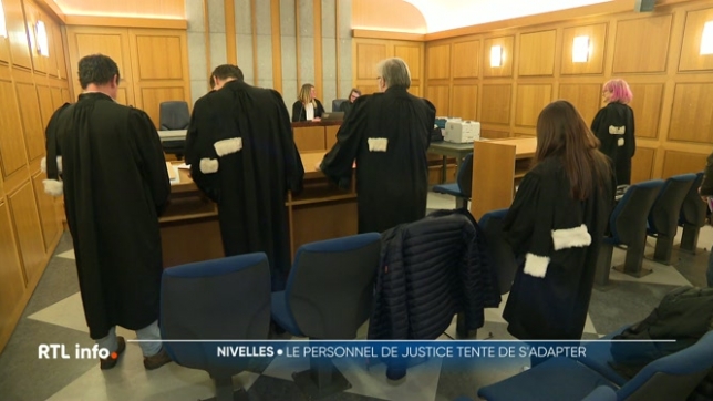 Le palais de justice a été fermé il y a deux semaines pour des raisons d'insalubrité. Le personnel a été accueilli dans un bâtiment à proximité mais qui n'est pas adapté. Trop petit pour accueillir tout le monde. Impossible pour les magistrats qui se retrouvent sans perspective avant 2027.