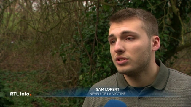Beaucoup de questions se posent après la mort d'un cycliste à Fontaine-l'Evêque samedi dernier. Un homme de 66 ans circulait à vélo lorsqu'il a lourdement chuté. A l'hôpital, les médecins ont constaté qu'il avait reçu une balle dans la tête. Le point sur l'enquête avec Julien Crète.