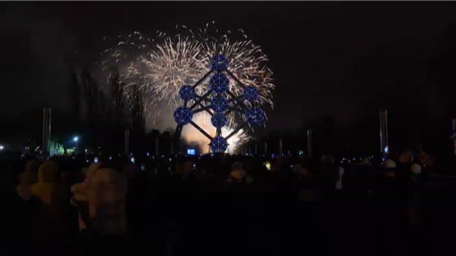 Le traditionnel feu d'artifice du Nouvel An à Bruxelles était tiré au pied de l'Atomium et 50.000 spectateurs s'étaient réunis pour profiter du spectacle aux douze coups de minuit.