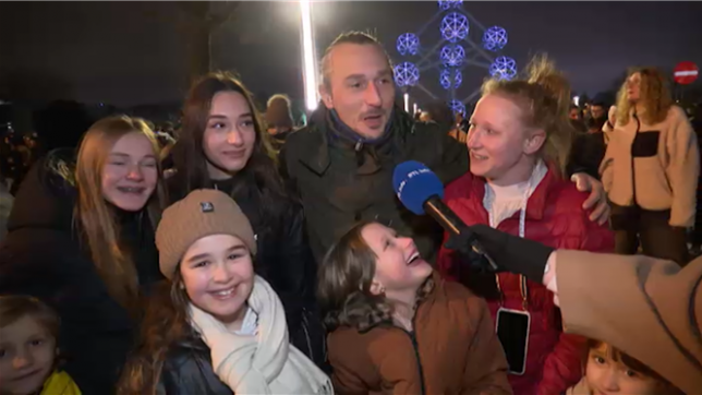 Pour le Nouvel An, 50.000 personnes se sont rassemblées au pied de l’Atomium à Bruxelles pour assister à un feu d’artifice époustouflant, accompagné d’effets lasers et d’un DJ set. L’événement s’est déroulé dans une ambiance festive malgré quelques incidents isolés. En parallèle, d’autres festivités, comme l’événement FCKNYE à Brussels Expo, ont attiré des milliers de participants.