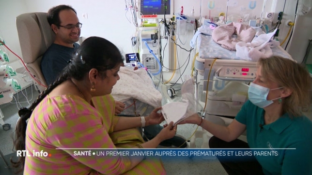 Passer les fêtes de fin d'année avec un bébé en service de néonatalogie est une épreuve difficile pour les parents. L'association Noah's Ark Belgium leur apporte un peu de soutien via une action symbolique. Direction les Cliniques universitaire Saint-Luc à Bruxelles avec Claire Carosone.