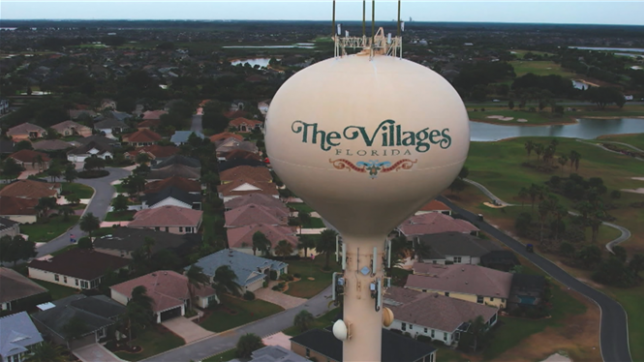 The Villages, est un domaine gigantesque. 100 kilomètres carrés pour plus de 150 000 habitants, la plus grande communauté de retraités au monde. C'est une sorte de parc d'attractions pour seniors, ouverts 365 jours par an.