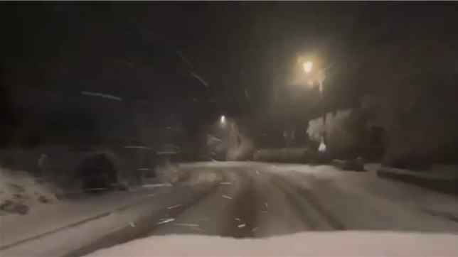 Les conditions de circulation sont très glissantes.