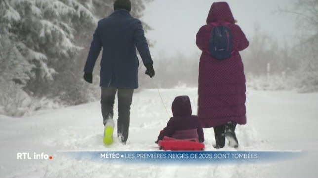 L'Ardenne et les Hautes-Fagnes sont recouvertes d'une jolie couche de neige fraîche tombée aux petites heures ce matin. Ce cadeau de dernière minute de la nature fait le grand bonheur de tous ceux qui profitent des derniers jours de vacances.