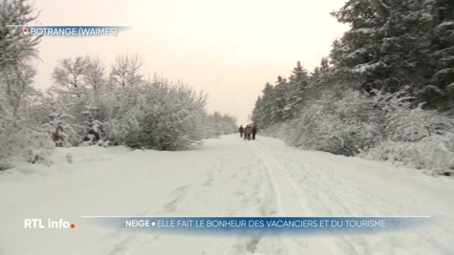 L'Ardenne et les Hautes-Fagnes sont recouvertes d'une jolie couche de neige fraîche tombée aux petites heures ce matin. Elle fait évidemment le bonheur des vacanciers, mais aussi celui des acteurs touristiques. Certains hôtels affichent complet.