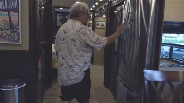 à quelques jours de l'investiture de Donald Trump, RTL info a décidé de s'intéresser à la Floride. Ici, des dizaines de milliers de riches retraités québécois débarquent chaque année. En anglais, on les appelle des snowbirds. Marcel en fait partie.