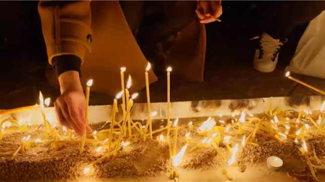 Plusieurs centaines de personnes, dont des dirigeants politiques monténégrins, ont allumé des bougies sur la place principale de Podgorica, la capitale du Monténégro, en hommage aux douze victimes d’une fusillade la veille à Cetinje, dans le sud de ce petit pays des Balkans.