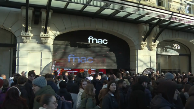 Fin de la FNAC des Champs-Élysées à Paris: face à la foule venue pour le déstockage, le magasin ferme provisoirement