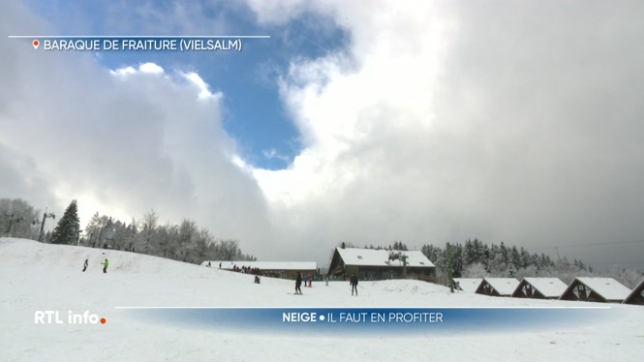 De nombreux enfants ont profité de la neige sur les hauteurs de la Belgique. Les pistes de ski alpin étaient recouvertes d'une dizaine de centimètres de poudreuses mais cette neige ne tiendra pas. Du coup, petits et grands en ont profité au maximum.