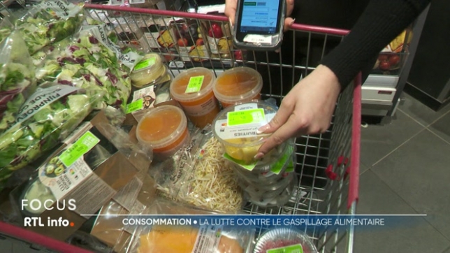 Il reste généralement beaucoup d'invendus après les fêtes de fin d'année. Cela fait des années que la grande distribution tente de limiter le gaspillage alimentaire. Mais est-ce le cas ? Les produits invendus sont-ils réellement redistribués aux plus démunis. LE consommateur peut-il jouer un rôle?