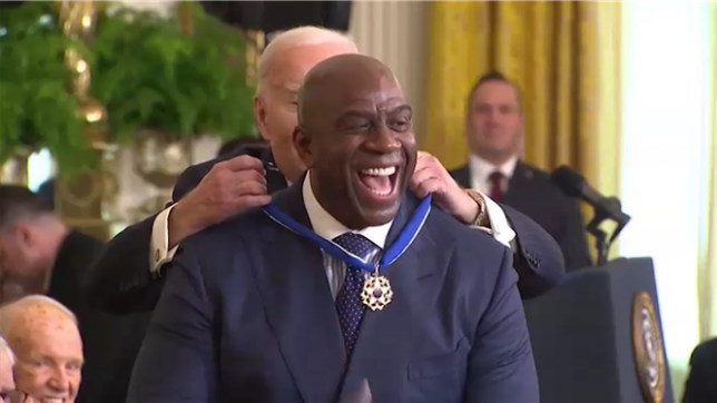 Lors d'une cérémonie à la Maison Blanche, Joe Biden a remis la Médaille présidentielle de la liberté à 19 personnalités. Cette distinction, la plus haute décoration civile aux États-Unis, honore des individus ayant marqué la culture, le sport, l'engagement ou la politique.