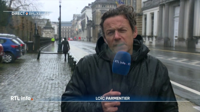 En direct de Bruxelles, Loïc Parmentier explique qu'un homme armé d'un couteau a essayé d'entrer au 16 rue de la Loi ce matin, que les négociations ont rerpris et que le formateur se rendra chez le Roi demain.