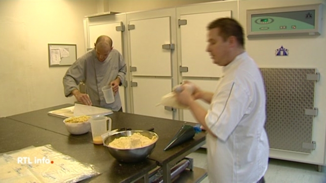 Ce midi, nous retournons le 6 janvier 2007. Et nous allons suivre la préparation des galettes des rois. Qui provoquaient déjà la file dans les boulangeries.