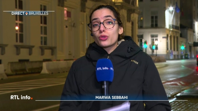 En direct de Bruxelles, Marwa Sebbahi explique quu'n homme armé d'un couteau a essayé d'entrer au 16 rue de la Loi ce matin, mais qu'il a été maîtrisé par la police militaire.