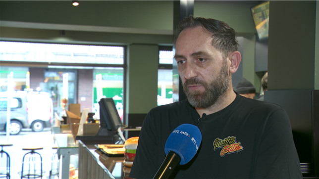 Astrit, co-gérant d'une friterie: On a augmenté les prix de 6% alors que l’huile a augmenté de 30%.