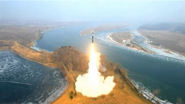 La Corée du Nord a affirmé mardi avoir testé avec succès un nouveau missile hypersonique destiné, selon le dirigeant Kim Jong Un, à dissuader tous les rivaux du pays dans la région Pacifique. Le média d'État nord-coréen KCTV a diffusé des images de ce tir.