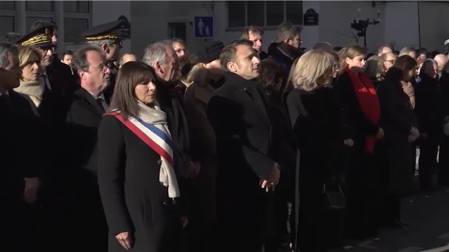 Dix ans après les attentats, l'increvable Charlie Hebdo et Paris se souviennent.