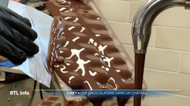 Au château de Leignon, à Ciney, une chocolaterie a récemment ouvert ses portes dans les anciennes écuries du lieu. Ce projet marque un véritable changement de vie pour les chocolatiers.