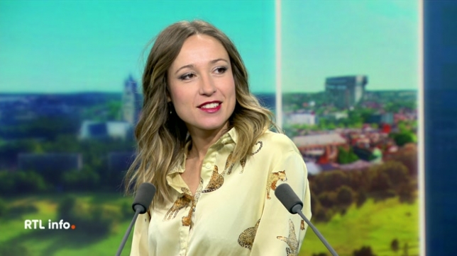 Sarah Grosjean nous parle de son spectacle Glam, lose et gaspacho, actuellement joué à Bruxelles et en Wallonie. Un mélange d'humour, de yoga du visage et de météo belge, où l'artiste explore des thématiques variées avec un style bien à elle.