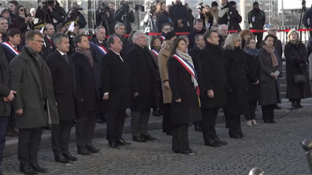 Dix ans après la vague d'attentats initiée dans les locaux du journal satirique Charlie Hebdo, Emmanuel Macron, Anne Hidalgo et de nombreuses personnalités politiques déposent des gerbes de fleurs devant le magasin Hyper Cacher de la porte de Vincennes, où Amedy Coulibaly avait abattu quatre personnes lors d'une prise d'otages antisémite.