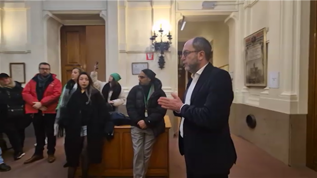 Une soixantaine d'employés du CPAS d'Anderlecht ont manifesté mardi pour dénoncer leurs conditions de travail. Le bourgmestre Fabrice Cumps a promis un refinancement d'un million d'euros pour réorganiser le service, soumis à une forte pression.