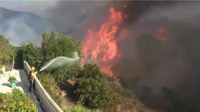 Un incendie impressionnant a forcé mardi des milliers de personnes à évacuer les collines surplombant Los Angeles, qui subit des vents violents propageant les flammes et posant un danger mortel, selon les autorités.
Le feu s'est déclaré en fin de matinée dans le quartier de Pacific Palisades, peuplée de villas à plusieurs millions de dollars dans les montagnes au nord-ouest de la ville. Il a déjà ravagé près de 1,200 hectares.