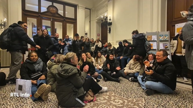 Une soixantaine de collaborateurs et d'assistants sociaux du CPAS d'Anderlecht ont manifesté mardi matin à la Maison communale d'Anderlecht dans une atmosphère tendue pour tirer la sonnette d'alarme sur leurs conditions de travail.