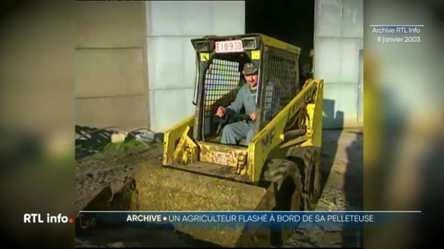 Flashé par un radar à 116 kilomètres à l'heure aux Pays-Bas à bord d'une pelleteuse qui ne dépasse pas les 10 kilomètres à l'heure, un agriculteur se dit probablement victime d'un vol de plaques d'immatriculation mais la police ne veut rien entendre. C'était en 2003 !