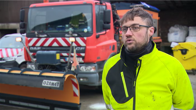 Guillaume Buffin, service travaux de la commune de chastre : On met du sel avant que la neige tombe