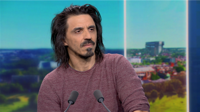 Giani Sabia, chanteur du groupe belge Lemon Straw, revient sur l'origine du groupe et l'incroyable anecdote de leur formation, loin de leur région natale de Mons.