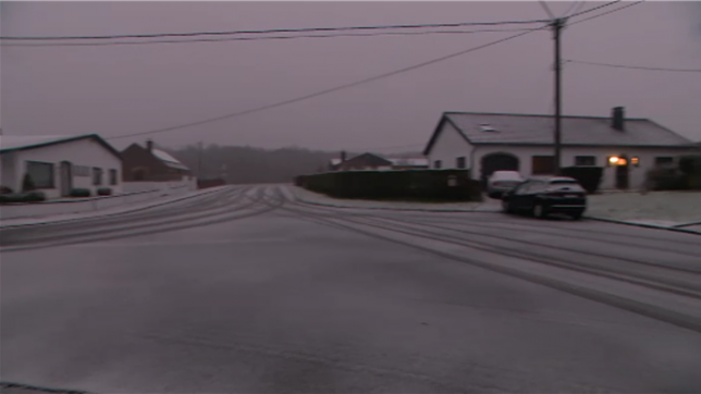 Une fine couche de neige recouvre le sol à Villers-Poterie