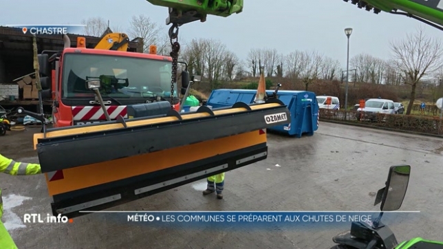 Depuis ce matin, les différentes communes concernées par ces chutes de neige sont prêtes. Toutes les équipes sont sur le pont. Et les commandes de sel ont été effectuées en prévision pour tenir plusieurs jours avec ces conditions hivernales .