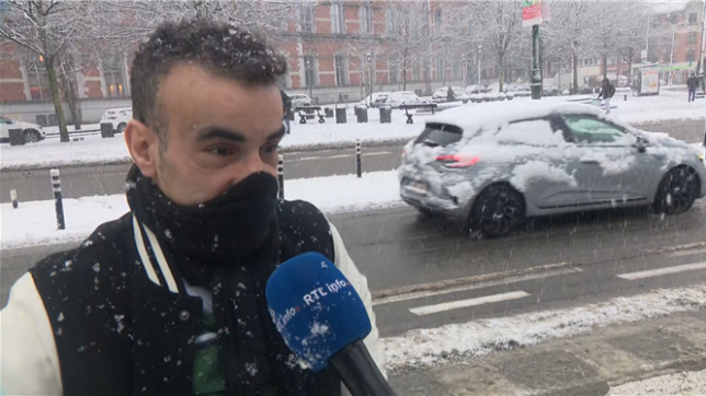 La neige complique les déplacements sur Bruxelles, mais ravit aussi certains habitants. Globalement, les transports publics sont peu impactés.