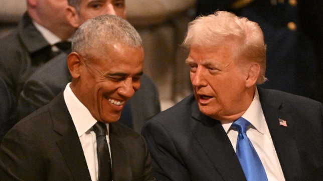 donald_trump_riant_avec_barack_obama_aux_funerailles_de_lancien_president_americain_jimmy_carter