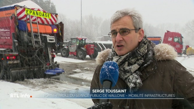 Pour sécuriser un maximum les routes, les épandeuses ont déversé des tonnes de sel depuis très tôt ce matin en Wallonie. Chaque hiver, plus de 500.000 tonnes de sels sont déversées sur les routes wallonnes.